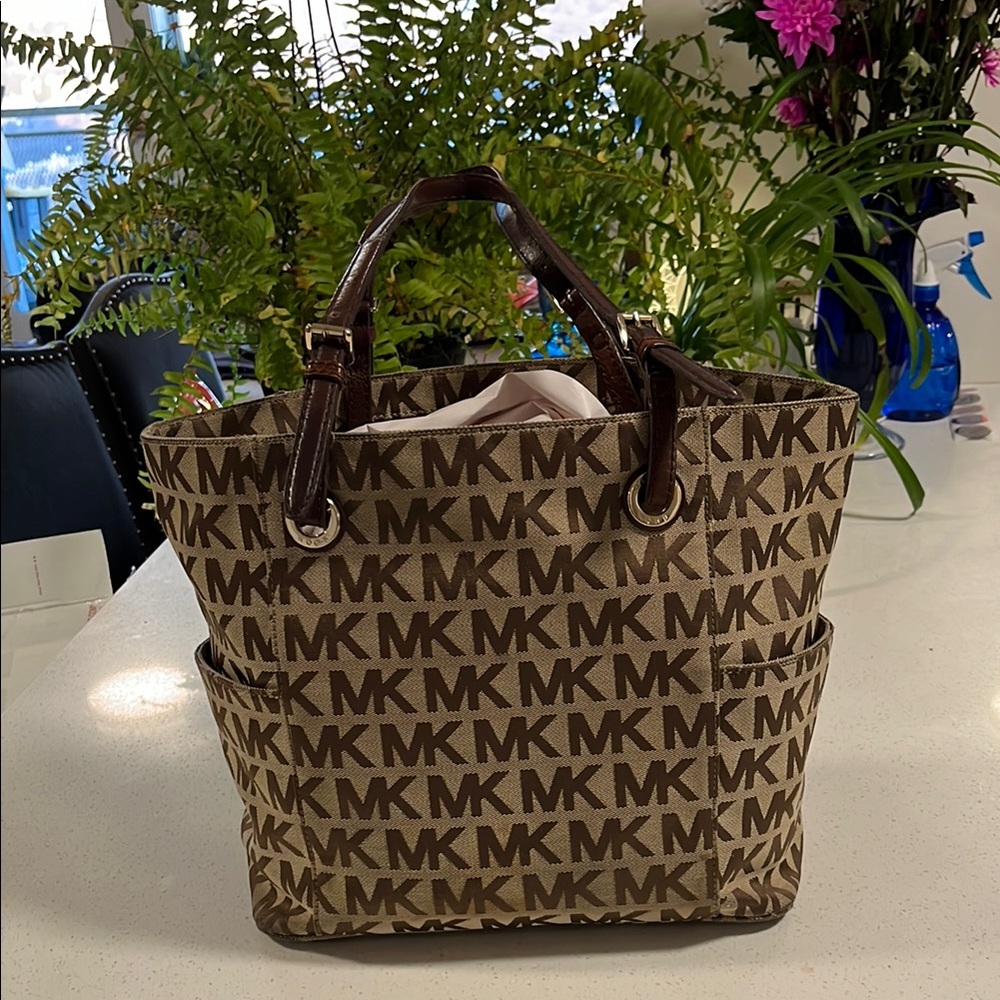 Michael Kors Brown Tote Bag, Pre-Owned in Excellent Condition.
